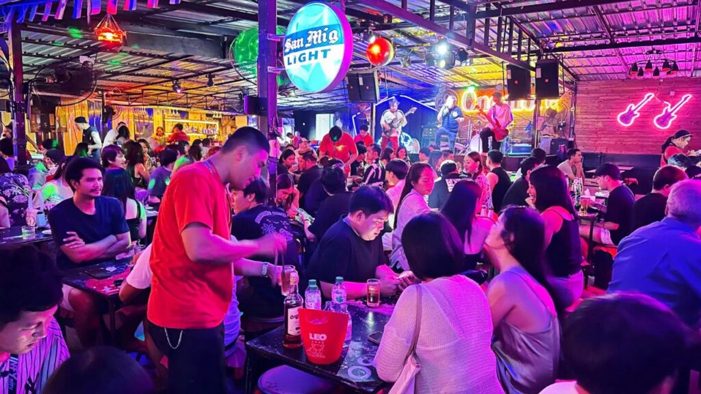 บรรยากาศร้าน One-More Bar Kohlan บรรยากาศร้าน One-More Bar Kohlan