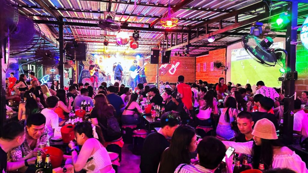 บรรยากาศร้าน One-More Bar Kohlan บรรยากาศร้าน One-More Bar Kohlan