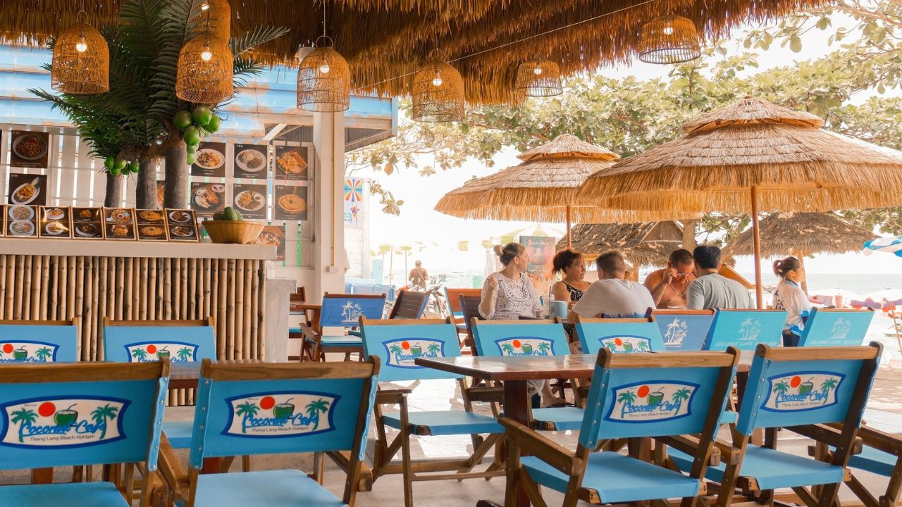 ที่นั่งในร้าน Coconut Cafe KohLarn.co 2025 05 30T202739.614